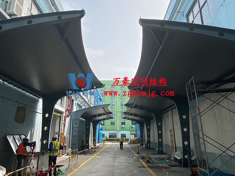 膜結(jié)構(gòu)車棚定做哪里好？膜結(jié)構(gòu)生產(chǎn)廠家哪家好？