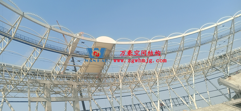 襄陽奧體中心膜結構工程鋼結構接近尾聲，膜結構開始安裝