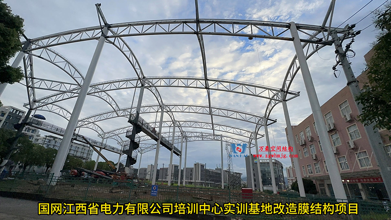 國網(wǎng)江西省電力有限公司培訓中心實訓基地改造膜結(jié)構(gòu)項目主體鋼構(gòu)完成