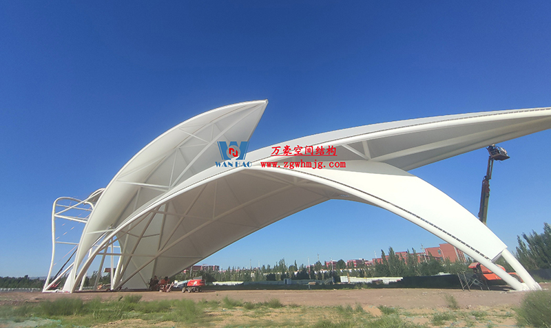 陜西定邊馬蓮灘沙漠公園鋼膜結(jié)構(gòu)工程“奮力快跑”，工程“進(jìn)度條”刷新了!