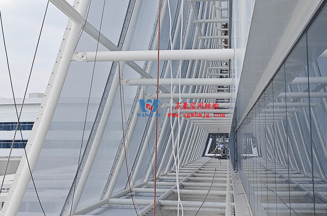 聚焦工程高質(zhì)量建設(shè)，這個(gè)網(wǎng)格織物幕墻正在施工安裝中