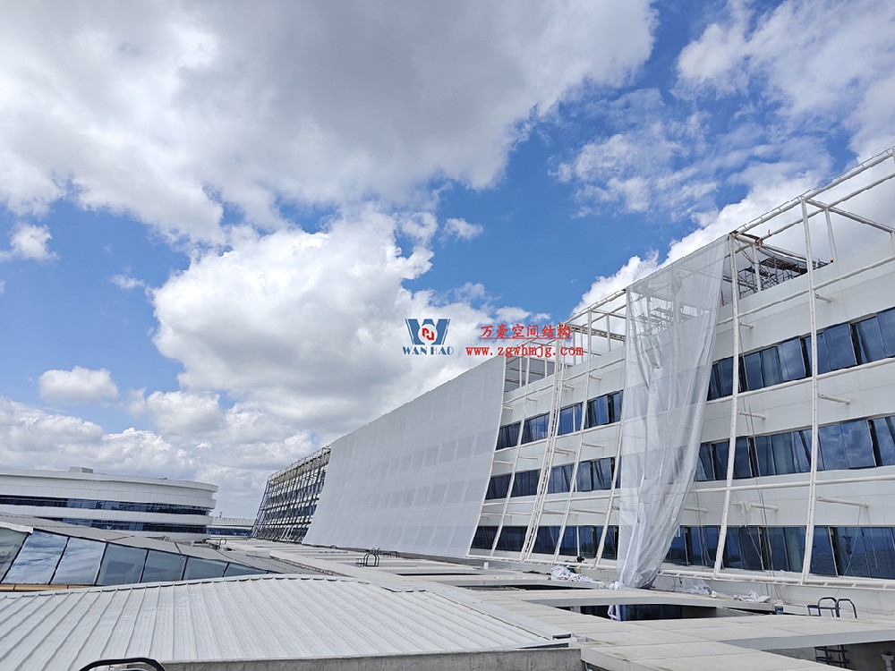 聚焦工程高質(zhì)量建設(shè)，這個(gè)網(wǎng)格織物幕墻正在施工安裝中