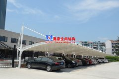 私家車膜結(jié)構(gòu)停車棚造價多少？轎車膜結(jié)構(gòu)車棚一平方價格最新報價