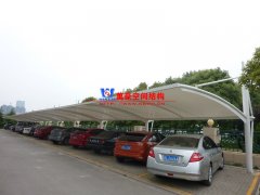為什么膜結(jié)構(gòu)車棚會成為汽車車棚定制的優(yōu)選？膜結(jié)構(gòu)車棚有哪些特點(diǎn)優(yōu)勢？