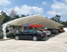 為何膜結(jié)構(gòu)車(chē)棚越來(lái)越受歡迎？小轎車(chē)車(chē)棚為什么都選用膜結(jié)構(gòu)車(chē)棚？
