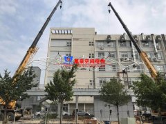 張拉膜結(jié)構(gòu)車棚中鋼結(jié)構(gòu)如何防銹？張拉膜車棚除銹的方法有哪些？