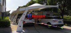 鋼膜結(jié)構(gòu)車棚價(jià)格多少錢？鋼膜結(jié)構(gòu)車棚一平米報(bào)價(jià)造價(jià)決定因素有哪些？