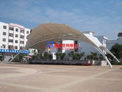 舞臺(tái)膜結(jié)構(gòu)具有哪些特性？張拉膜結(jié)構(gòu)舞臺(tái)有什么優(yōu)勢(shì)特點(diǎn)？