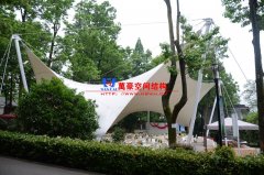 如何操作來保證膜結(jié)構(gòu)工程能承受一定的外荷載？