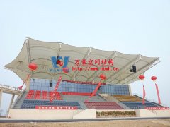 什么是膜結(jié)構(gòu)體育看臺(tái)？膜結(jié)構(gòu)體育看臺(tái)性能特點(diǎn)及應(yīng)用領(lǐng)域是什么？